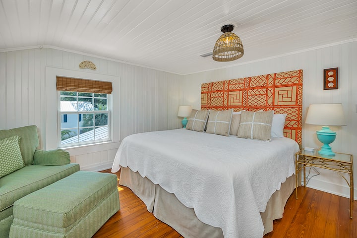 Спалня с голямо двойно легло в Tides Cottage