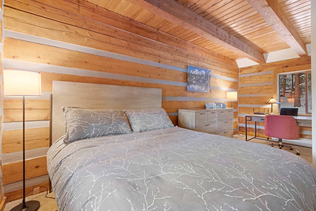 غرفة النوم 1: سرير بحجم متوسط، الطابق الرئيسي، مساحة عمل مخصصة، خزانة
