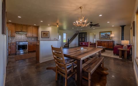 Heart Mountain Hideaway- Private Western Getaway