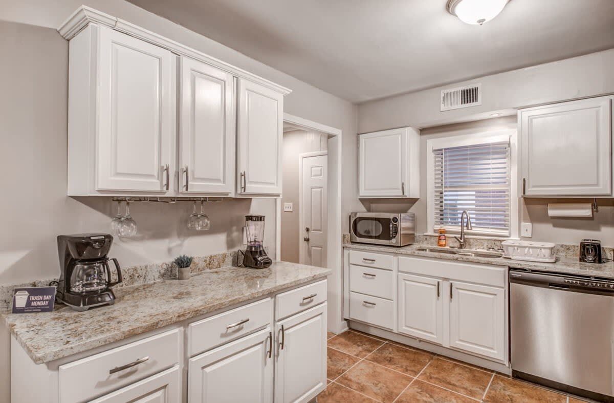 Successful Airbnb property: Near Parks, Zoo, & Downtown! Colonial Acres Abode in Colonial Acres