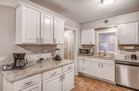 Successful Airbnb property: Near Parks, Zoo, & Downtown! Colonial Acres Abode in Colonial Acres