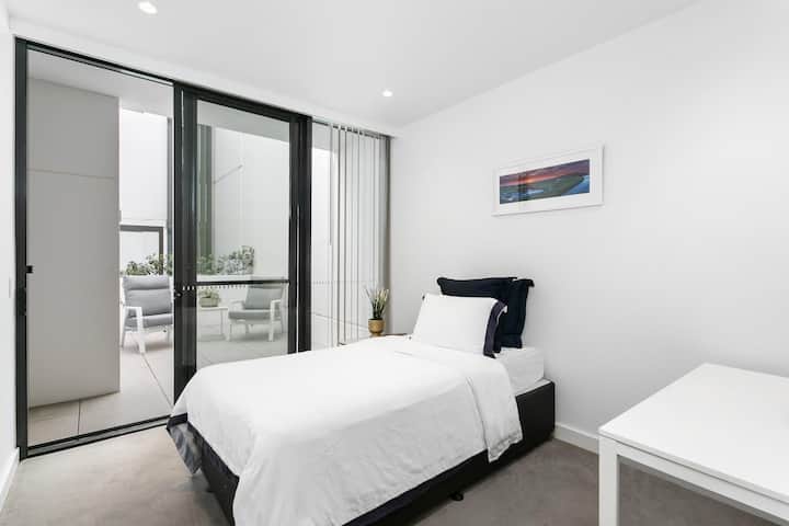 Ky krevat mund të konvertohet në një krevat dopio "queen". 