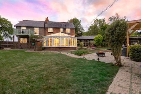 East Sussex Manor | Sleeps 12 | Hot Tub & Parking