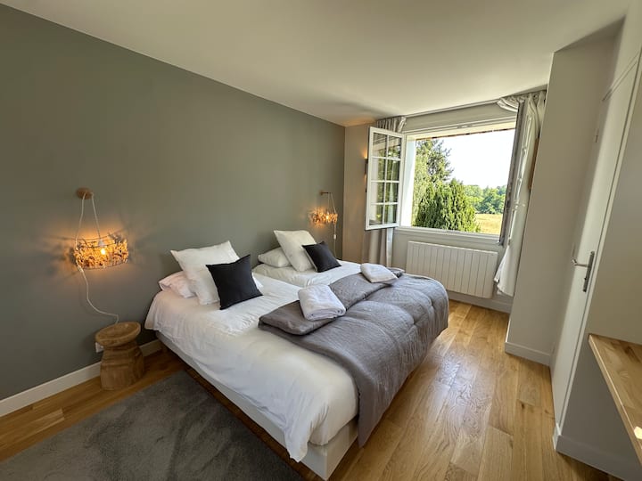 בחדר ההרון יש שולחן כתיבה, חדר הלבשה ושירותים פרטיים.
-
בחדר ההרון יש שולחן כתיבה, חדר הלבשה ושירותים פרטיים.