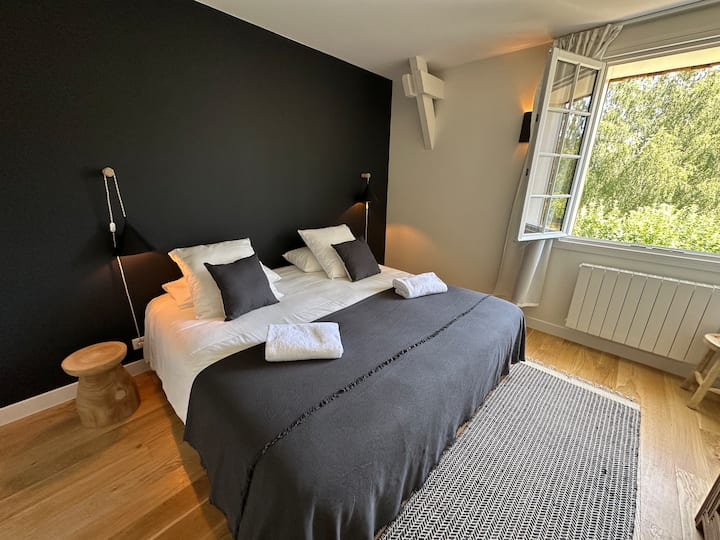 בחדר השינה של Blaireau יש מיטת קווין סייז, שניתן לחלק לשני חלקים.
-
בחדר Blaireau יש מיטת קווין סייז שניתן לפצל לשני חלקים.