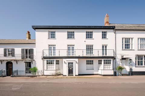Market Cross House - a stunning sea front holiday home in Aldeburgh