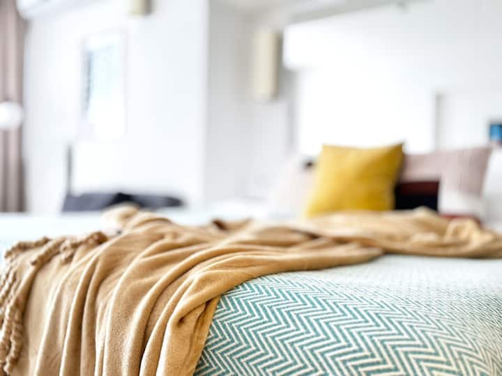Un lit spacieux et un espace de couchage. Un lit king-size avec matelas orthopédique, linge de lit 100 % coton, deux oreillers pour chaque personne. Il y a une couverture de rechange dans le dressing. Tout pour un sommeil et un repos de qualité. Lit king size avec matelas orthopédique pour un sommeil profond et confortable.