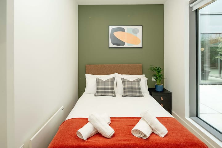 חדר שינה שליו עם מגע של צבע ואור טבעי. ️