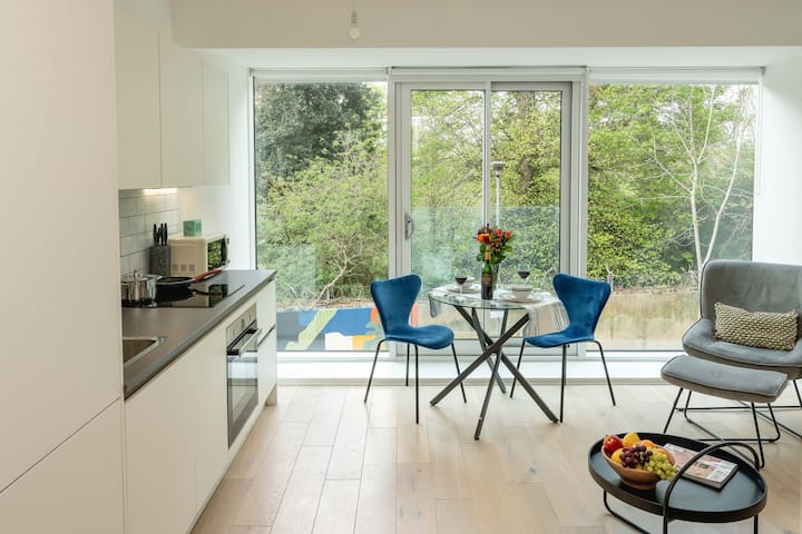 חלל מגורים מואר ופתוח מושלם למנוחה או לבידור. 