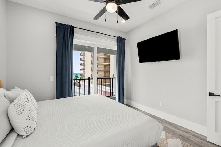 Habitación con TV y vistas a la cortina del balcón