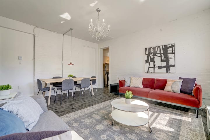 Mont-royal Ave Apartment With Private Studio Suite - Montreal