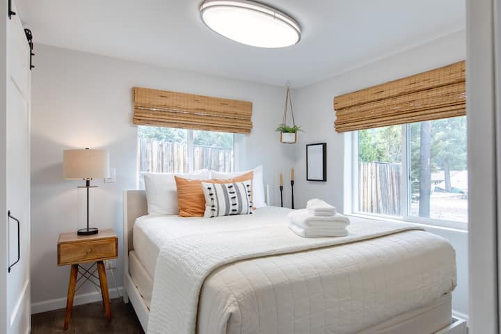 El dormitorio principal cuenta con una cama tamaño queen.