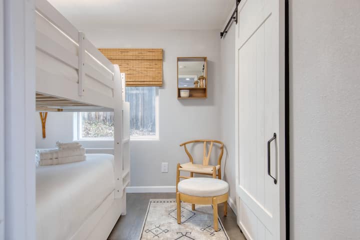 El dormitorio 2 cuenta con litera completa sobre una litera completa.