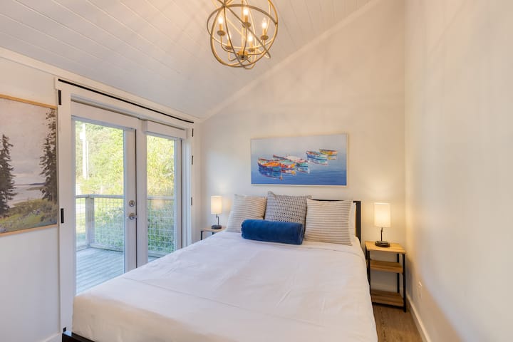 Главната спална соба има брачен кревет (широк 150-179 см).