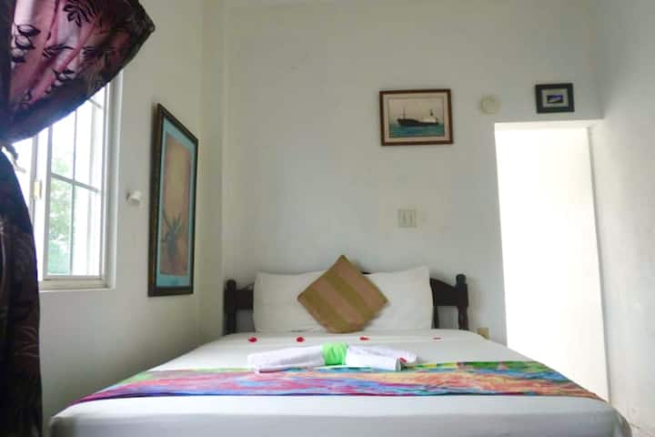 מיטת קווין מהגוני