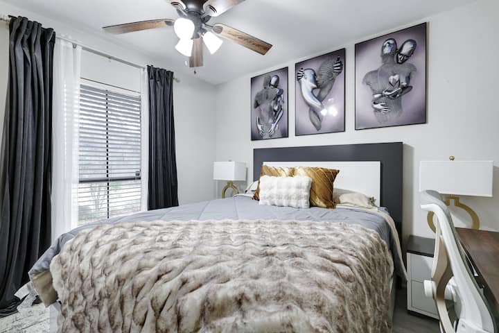 Tercer dormitorio con cama tamaño queen.