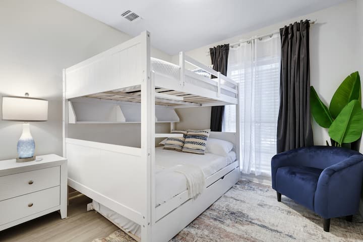 Cuarto dormitorio con 1 cama individual y 2 camas de tamaño completo (litera triple).