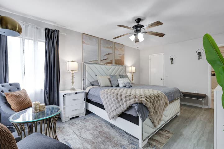 ¡Dormitorio principal con una cama tamaño king! 