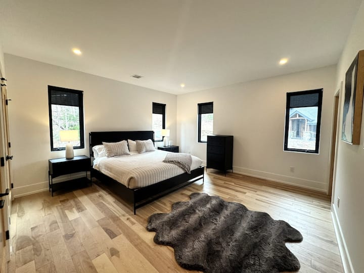 Chumba#3-King Bed- Kiwango cha 2