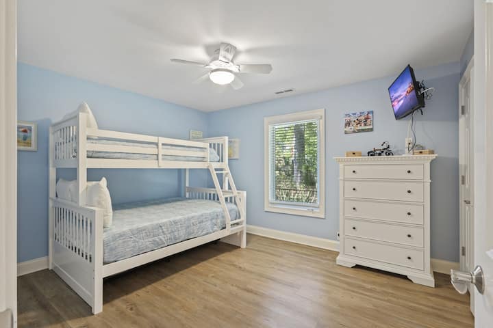 Dhoma e gjumit 4 - Dhoma e fjetjes:  
-Krevat marinar i dyfishtë plus një trung i dyfishtë  
-Përfekt për fëmijët ose vizitorët shtesë  
-Gjysmë banjë në korridor, kushtuar dhomës së fjetjes.