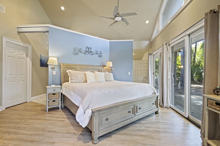 Dhoma e gjumit 1 - Suita kryesore King:  
-Krevat dopio "King"  
-Ensuite me banjë të dyfishtë dhe dush luksoz me pllaka  
-Godinë për ruajtje të bollshme  
- Hyrje private në verandën e pishinës dhe jashtë oborrit