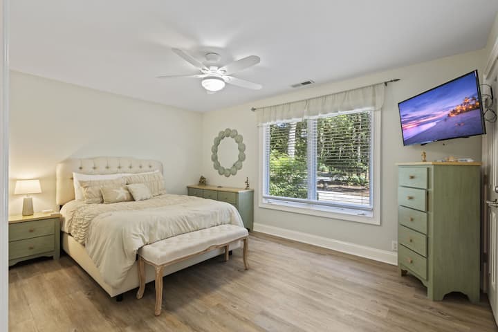 Dhoma e gjumit 3 - Suita Queen:  
-Krevat i rehatshëm me madhësi dopio "queen"  
-Ensuite me vaskë/dush të kombinuar