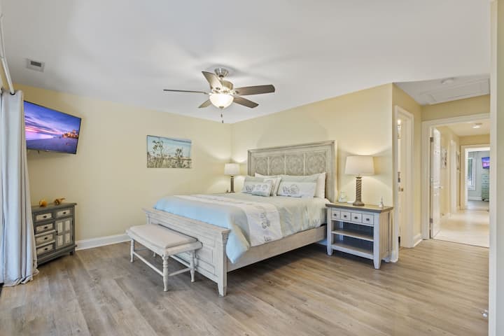 Dhoma e gjumit 2 - Suita mbretërore:  
-Krevat dopio "King"  
-Ensuite me dush shëtitës dhe kotësi të dyfishtë elegante  
-Akses në verandën e pishinës