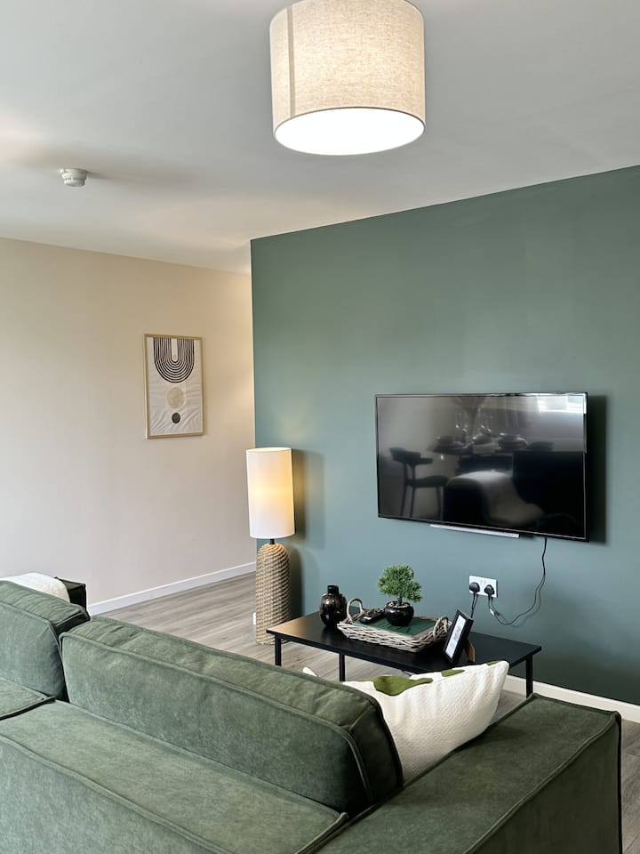 Salford Apartment | Stay Near Tram Stop | 10% Off - Salford