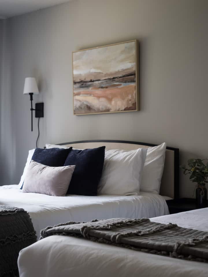 Disfrutarás de la espaciosa comodidad de esta habitación, con  lujosas 2 camas tamaño queen y una acogedora cama de día, perfecta para relajarse o alojar huéspedes adicionales.