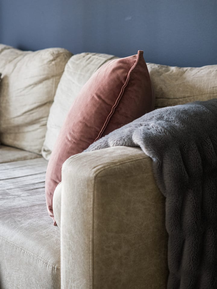 Imagínate relajándote en esta acogedora sala de estar, con mucho espacio para que te sientas como en casa. Ya sea que te estés poniendo al día con tus programas favoritos o charlando con amigos, esta habitación se trata de comodidad.