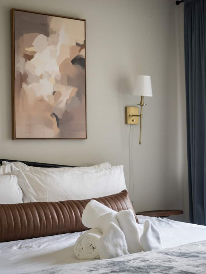 A ti y a tus huéspedes les encantará la amplitud y la comodidad de esta habitación, con una lujosa cama tamaño king y una decoración cuidada para hacerte sentir como en tu propia casa.