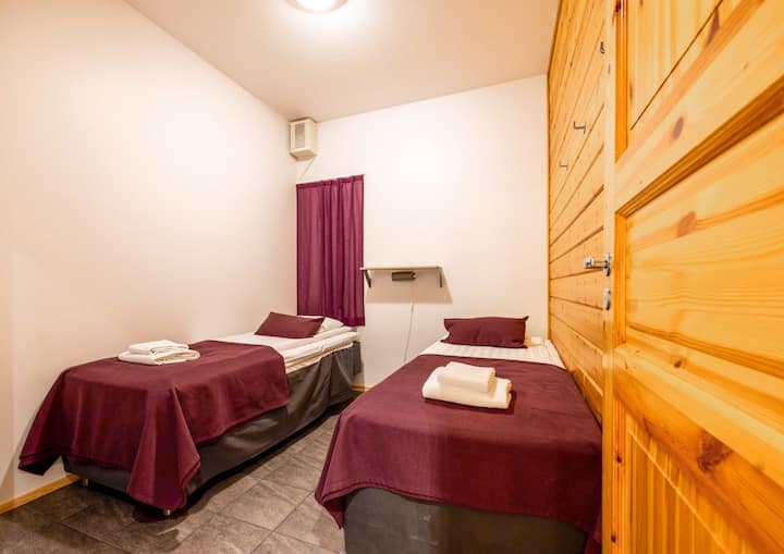 Dormitorio del apartamento n.º 8 con dos camas separadas