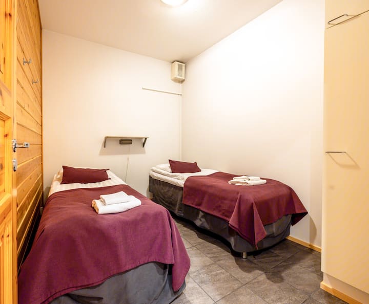 Dormitorio del apartamento n.º 6 con dos camas separadas