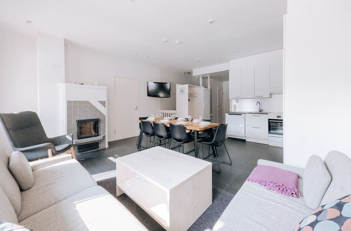 El mobiliario del apartamento se ha renovado recientemente. El comedor puede acomodar fácilmente a toda la familia para el desayuno o la cena.