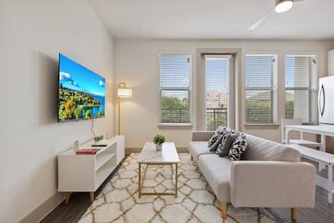Successful Airbnb property: Peaceful 1BR Near Dallas Medical District |Parking in Love Field
