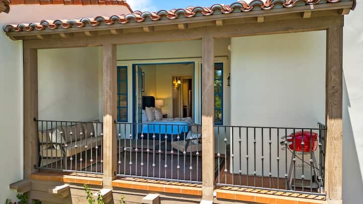 ห้องนอนหลัก 1 ห้อง - ระเบียงพื้นที่นั่งเล่น/รับประทานอาหาร