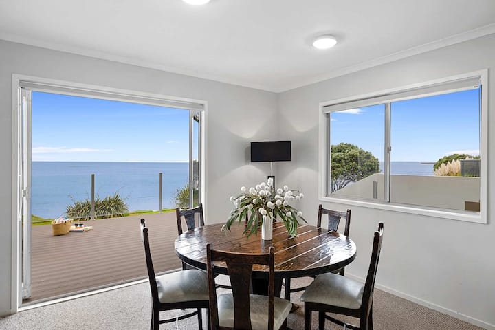 Elevated Beach Pad With Sea Views - Waitara