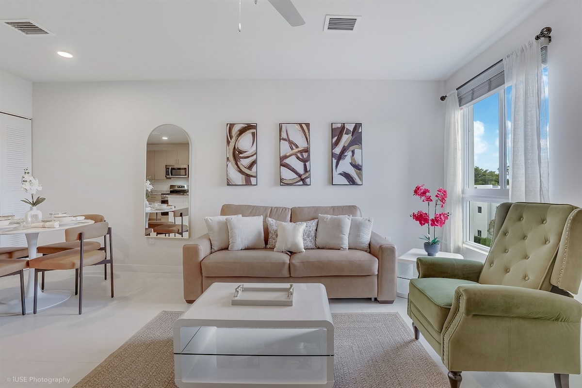 סלון עם מיטת קווין סייז נפתחת