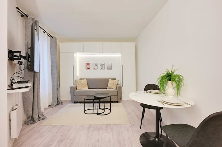 Жилищно помещение с разтегателен диван за двама души.