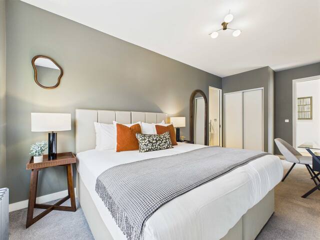 Spacious Apartment with Balcony in Tech City gallery image 5