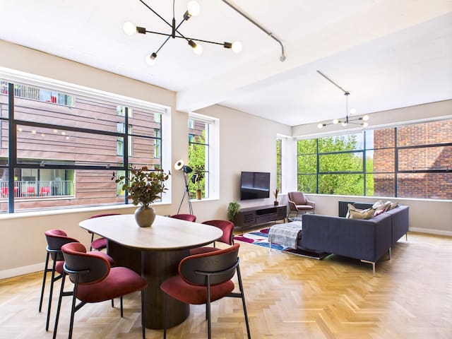 Spacious Apartment with Balcony in Tech City