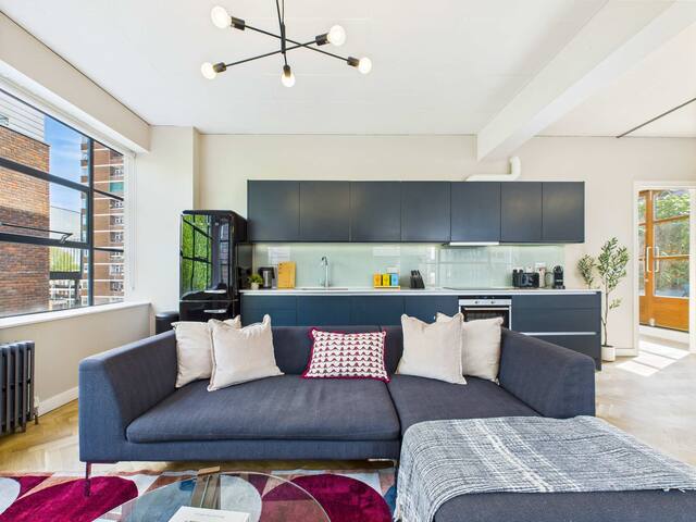 Spacious Apartment with Balcony in Tech City gallery image 2