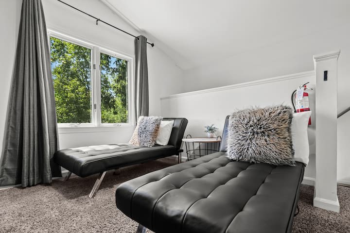 חדר משחקים בלופט עם טלוויזיה חכמה וארקייד Ms. Pac-Man