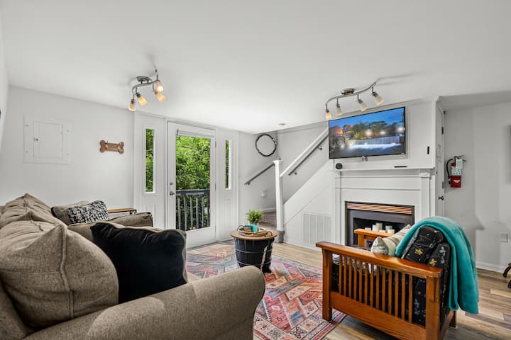 סלון עם קמין וספה נפתחת בגודל קווין סייז