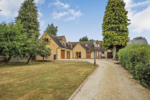 Windrush - Large House with Stunning Rural Views