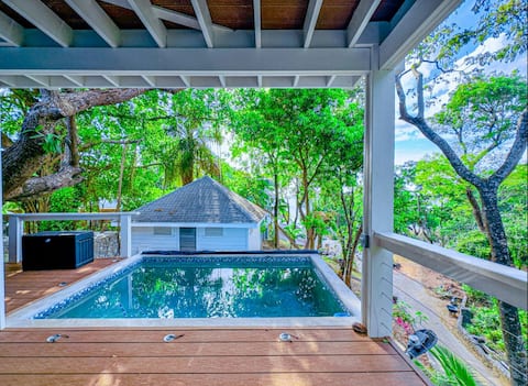 Casa de Chicas – 3BR Villa + Pool + Steps to Beach