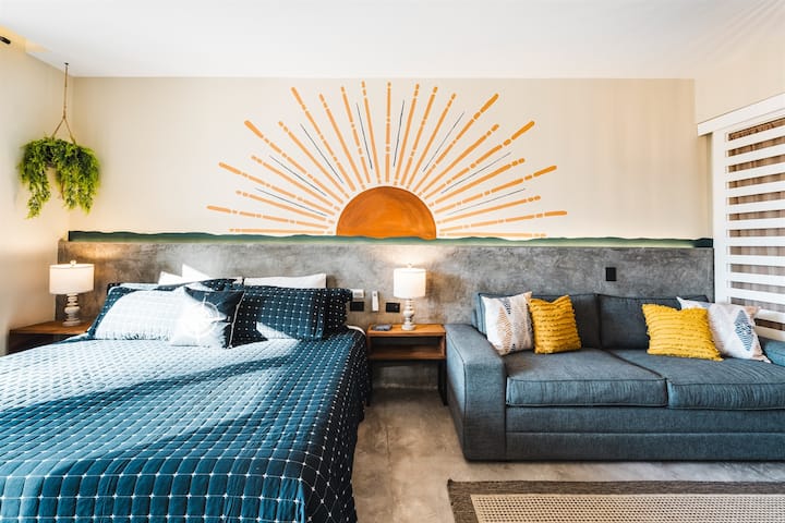 Დაისვენეთ მშვიდ საძინებელში დიდი ზომის საწოლითა და ცოცხალი დეტალებით.