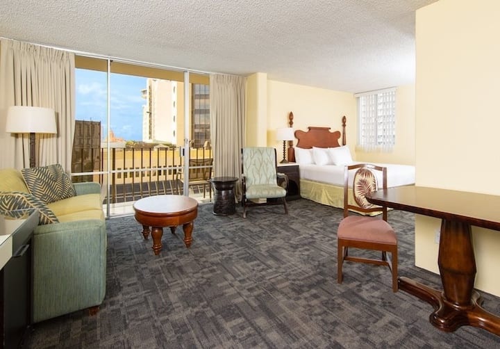 Unit with 1 king bed and 1 queen sofa bed