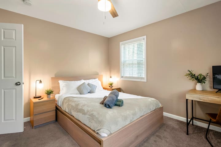 3 საძინებელში არის საწოლი 152 × 203 სმ.