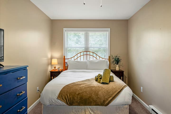 Საძინებელში არის 2 საწოლი 152 × 203 სმ.